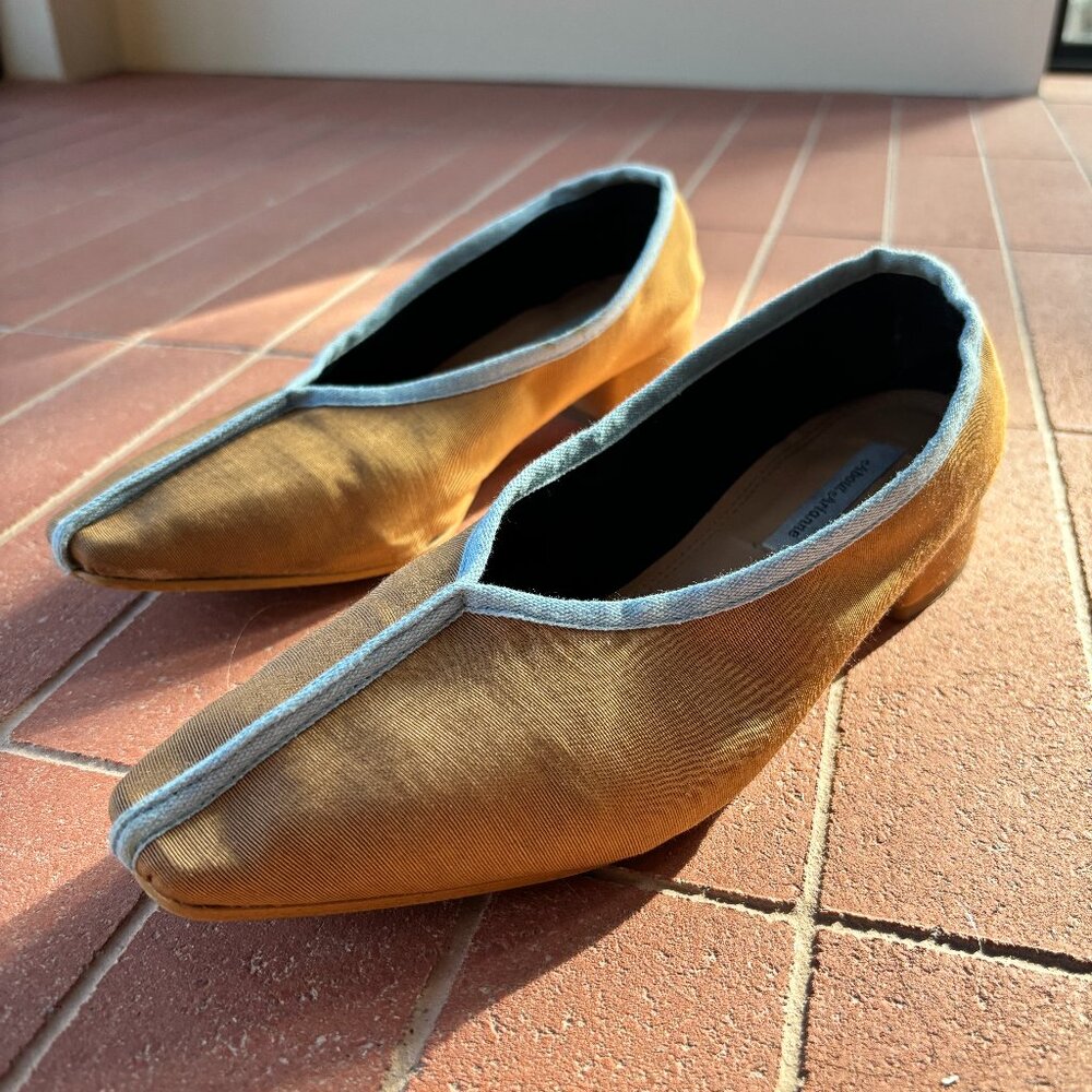 About Arianne Gina Pumps Natural